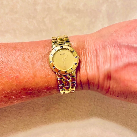 Authentic Women’s Gold Gucci Watch - Picture 8 of 8